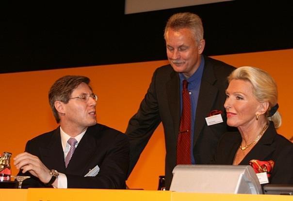 Maria-Elisabeth Schaeffler und Sohn Georg F.W. Schaeffler im Gespräch mit dem Aufsichtsratsvorsitzendem Rolf Koerfer (stehend). Foto: UnitedPictures UnitedPictures